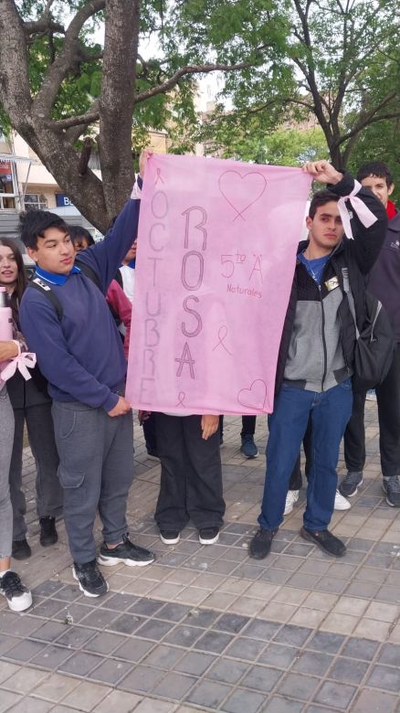  "Un lazo que nos une”:  alumnos y docentes se suman a la concientización sobre el cáncer de mama