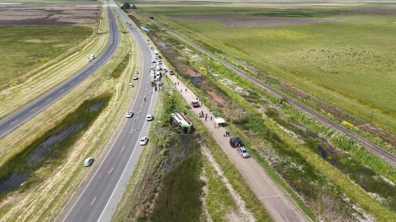 Volcó un micro que viajaba a Mar del Plata para un acto que iba a cerrar Kicillof: dos muertos y múltiples heridos
