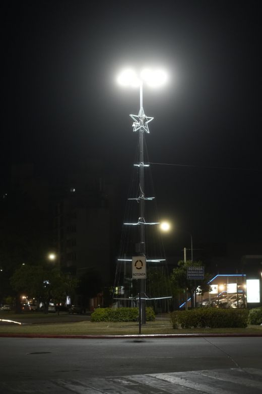 Villa María encendió sus árboles navideños