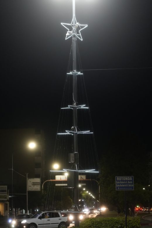 Villa María encendió sus árboles navideños