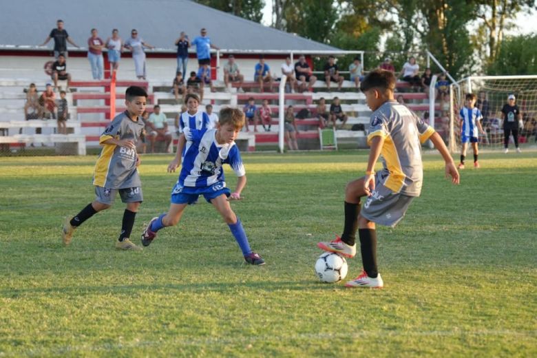 El intendente Accastello acompa&ntilde;&oacute; el desarrollo del mundialito de f&uacute;tbol infantil 