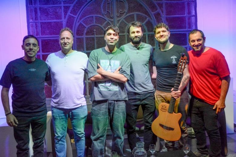 Se llev&oacute; a cabo el encuentro "Charla y M&uacute;sica en Vivo" con Juli Cardozo