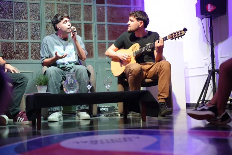 Se llev&oacute; a cabo el encuentro "Charla y M&uacute;sica en Vivo" con Juli Cardozo