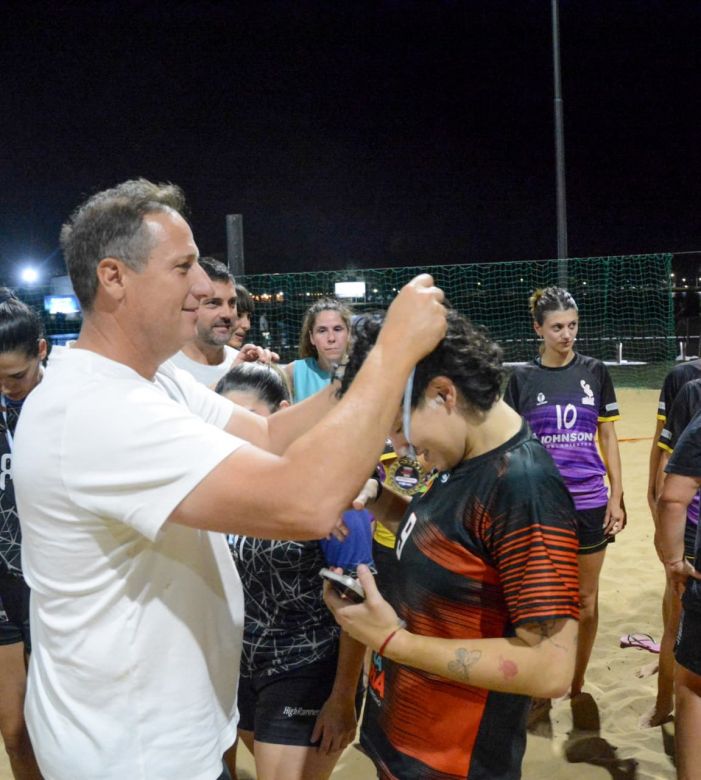Cief se qued&oacute; con el torneo femenino nocturno de Handball Beach 