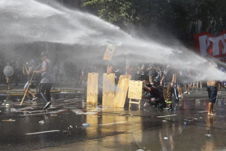 Reforma Laboral: incidentes, gases y explosiones en las afueras del Congreso