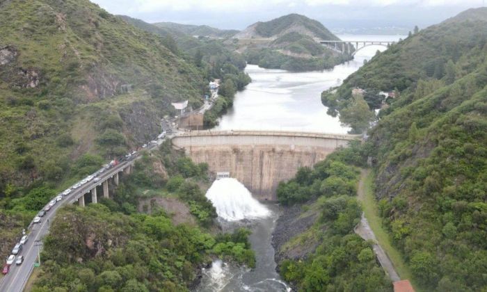 Abren totalmente una v&aacute;lvula del San Roque y controlan crecidas