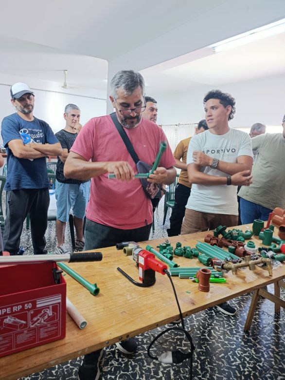El municipio brind&oacute; un curso sobre conexiones b&aacute;sicas de agua y cloacas