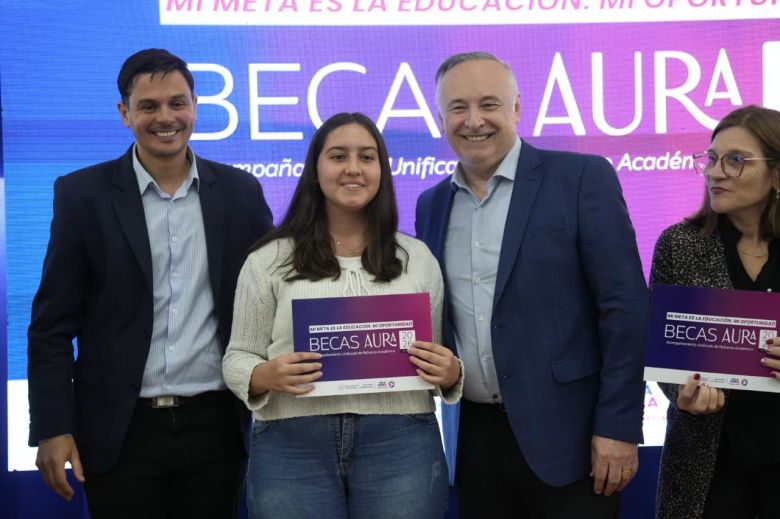 El municipio entreg&oacute; 300 becas A.U.R.A a estudiantes de nivel superior