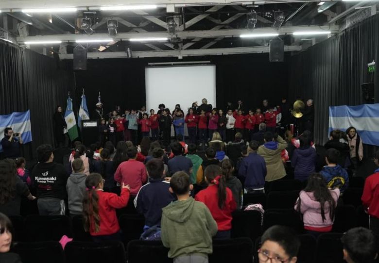 Accastello particip&oacute; de una actividad escolar por el d&iacute;a del Himno Nacional Argentino