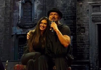Ricardo Arjona subi&oacute; a Momi Giardina al escenario durante &ldquo;Se&ntilde;ora de las cuatro d&eacute;cadas&rdquo;