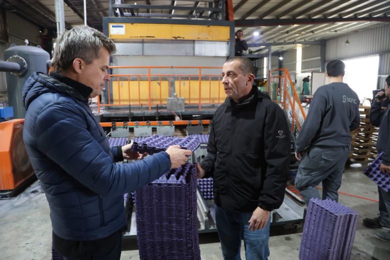 Villa Mar&iacute;a consolida el circuito de reciclado de cart&oacute;n que transforma residuos en maples de embalaje