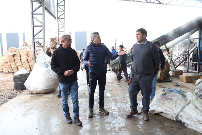 Villa Mar&iacute;a consolida el circuito de reciclado de cart&oacute;n que transforma residuos en maples de embalaje