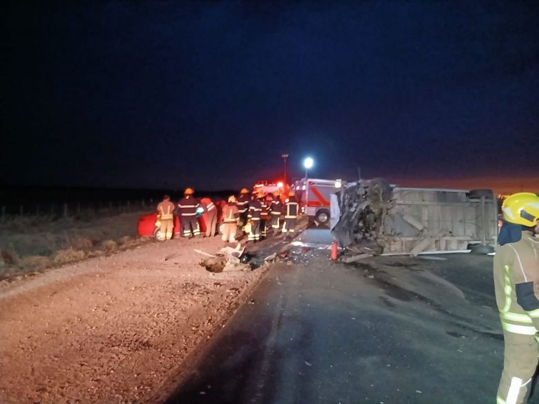 Tragedia en la Ruta 4: un choque frontal entre un auto y un minib&uacute;s dej&oacute; dos muertos