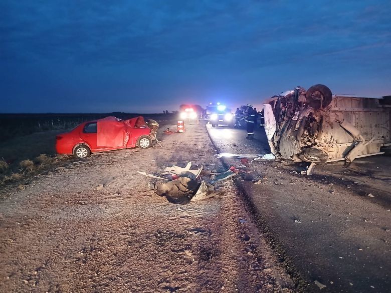 Tragedia en la Ruta 4: un choque frontal entre un auto y un minib&uacute;s dej&oacute; dos muertos