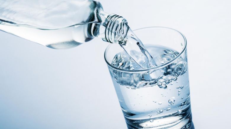 Tomar agua: un hábito clave para alcanzar la longevidad y permanecer saludable