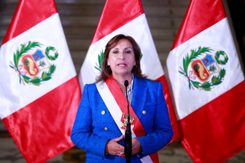 Perú: Dina Boluarte destituye a centenares de autoridades regionales