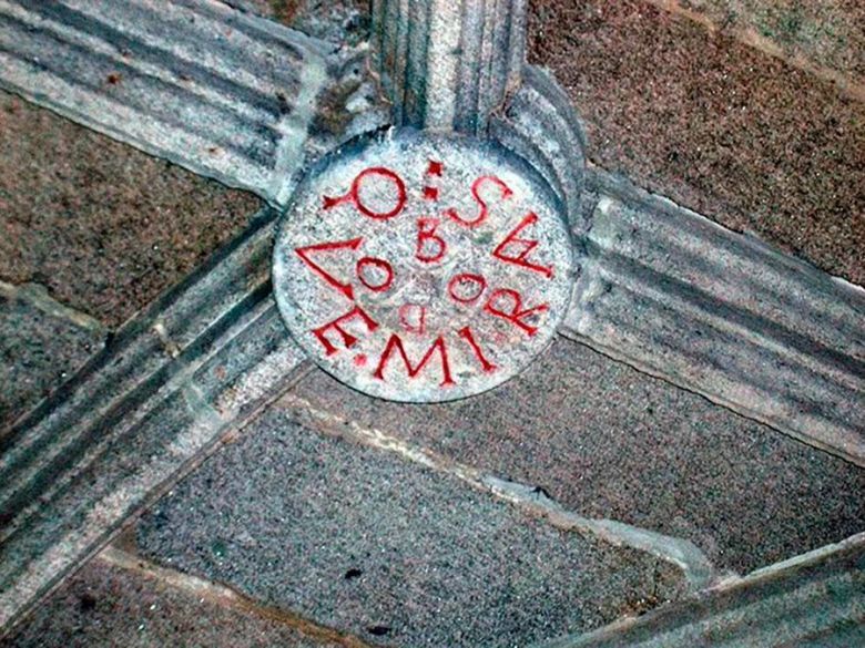 "Qué mirás bobo": encontraron la frase en una piedra de 400 años en un monasterio español 