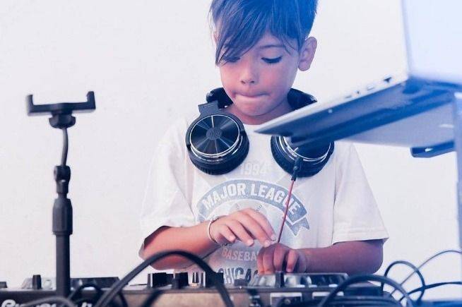 Tiene ocho años y es furor en Tik Tok por ser DJ 