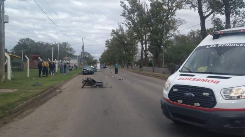 Las Perdices: un motociclista falleció luego de impactar contra un auto