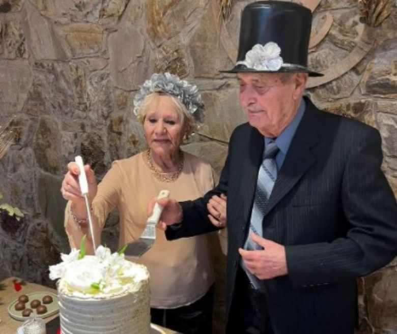 Tienen 90 y 83 años, se conocieron por Tinder y se casaron en Carlos Paz