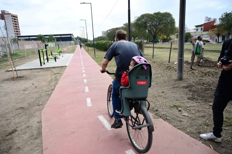 El municipio entrega árboles a ciclistas