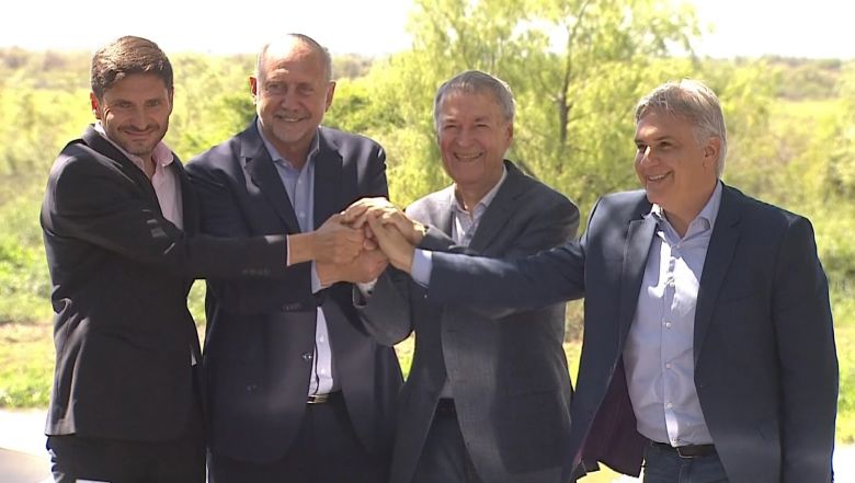  Schiaretti y Perotti firmaron el contrato para la adjudicación del acueducto interprovincial