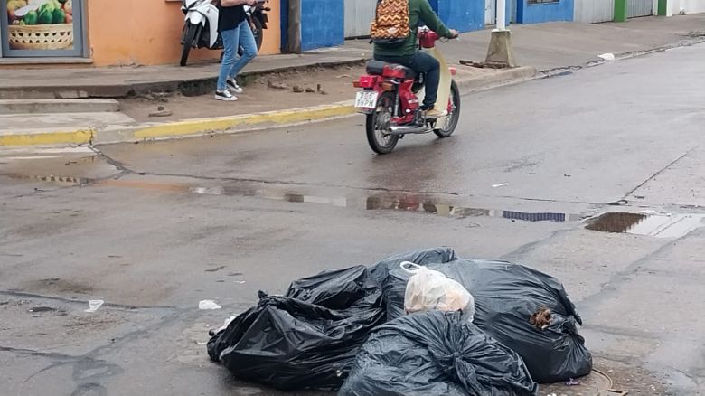 Conflicto en Villa Nueva: vecinos sacaron la basura a la calle a modo de protesta