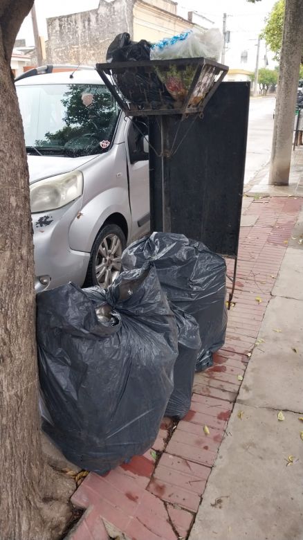 Conflicto en Villa Nueva: vecinos sacaron la basura a la calle a modo de protesta