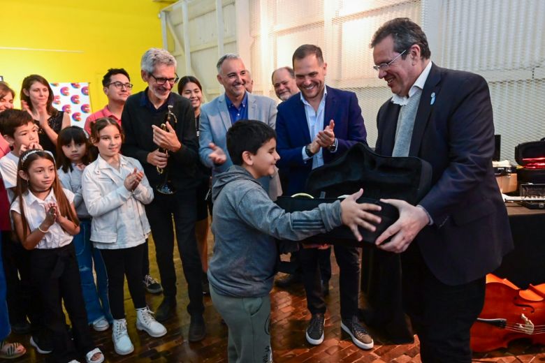 El ministro de Cultura entregó instrumentos musicales en Villa María