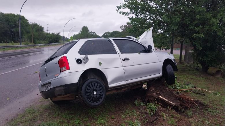 Villa María: un automovilista impactó contra un árbol