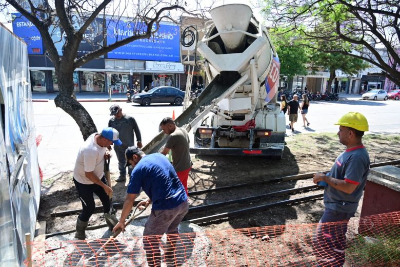 Reparación de veredas en un sector de avenida Yrigoyen