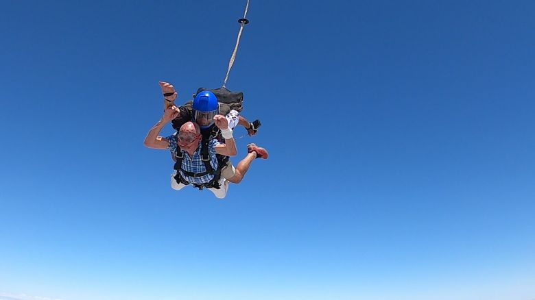 Coco: el abuelo de 96 años que cumplió el sueño de tirarse en paracaídas