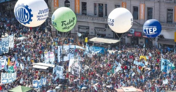 La CGT, CTA y los movimientos sociales, marchan contra el megadecreto de Milei