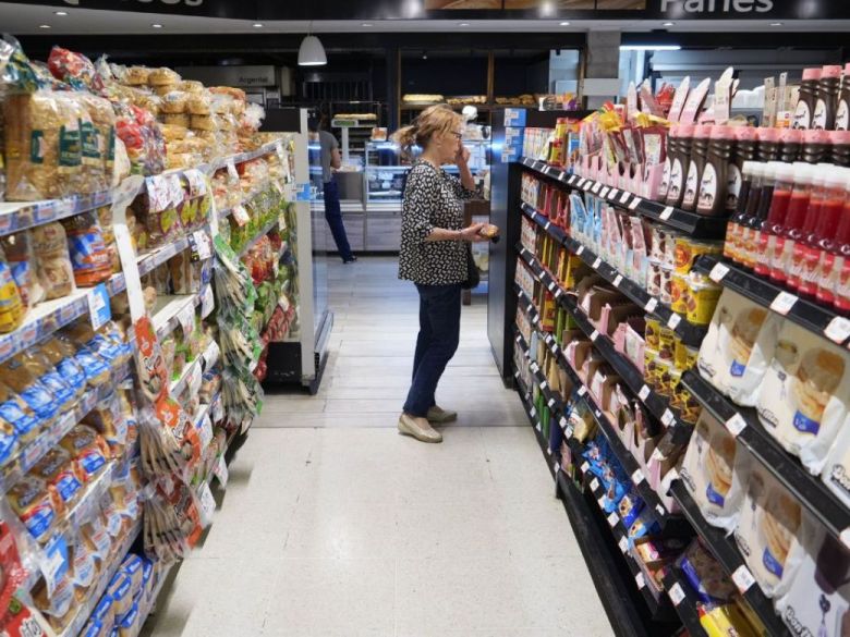 Alimentos y bebidas continúan presionando a la inflación, que llegaría al 30% en diciembre
