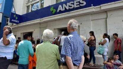 Jubilados: el Gobierno dispuso pagar bonos de 55.000 pesos en diciembre y enero