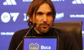Diego Martínez firmó su contrato y hasta fines de 2025 es el entrenador de Boca