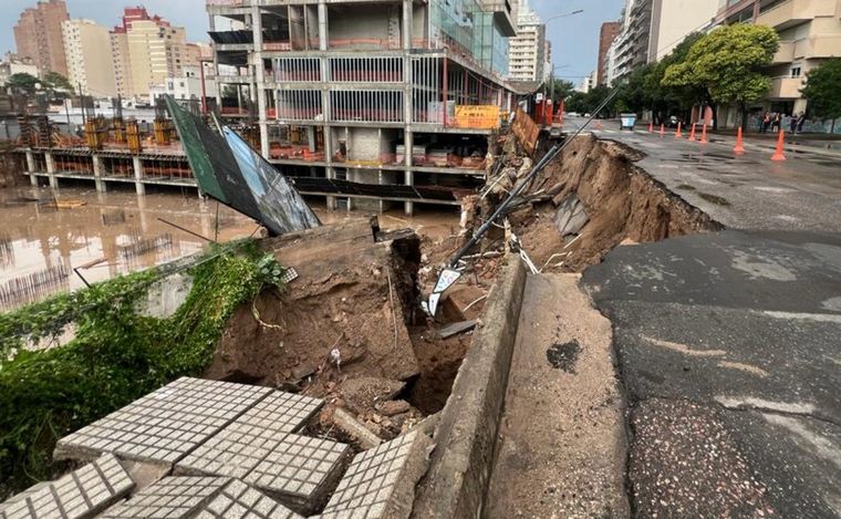 Córdoba: derrumbe en plena avenida, destrozos y decenas de evacuados
