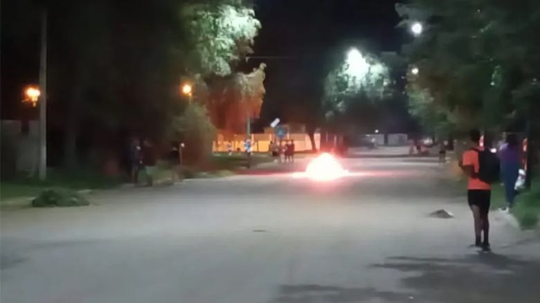 Huinca Renancó: vecinos prendieron fuego en la calle y apedrearon la casa de un presunto abusador