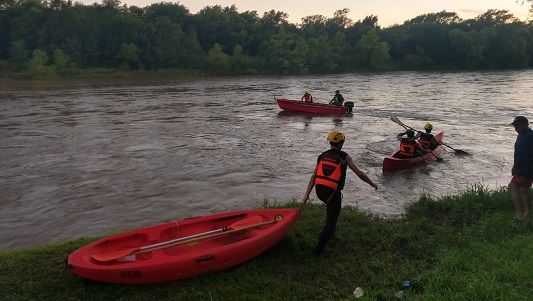 Bomberos rescataron a cuatro mujeres que se dieron vuelta en Kayak 