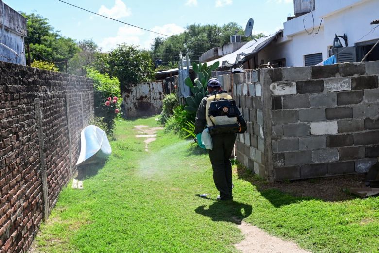 Dengue: fumigan en el interior y exterior de viviendas afectadas