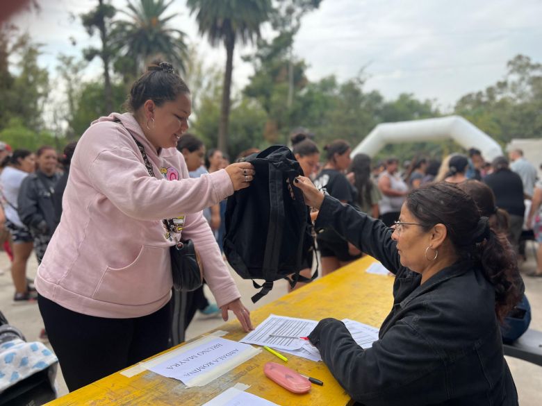 En Villa Nueva se entregaron mas de tres mil kits escolares