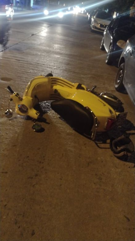 Motociclista con riesgo de vida tras chocarse un auto estacionado