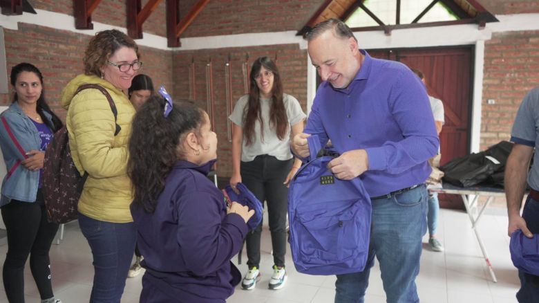 El intendente Accastello entregó kits escolares en los MuniCerca