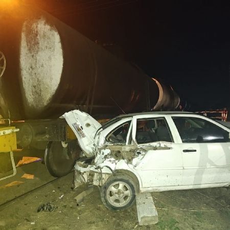 Un automóvil fue embestido por el tren de carga