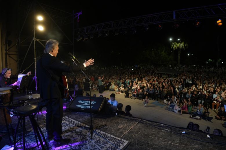 Jairo presentó su espectáculo ante más de 2.500 personas frente a la Iglesia Catedral