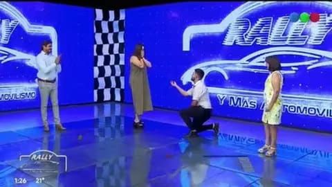 ¡En televisión!: un conductor cordobés le pidió casamiento a su novia durante su programa